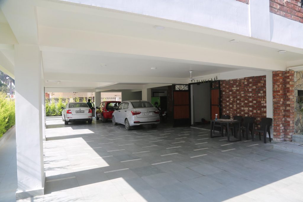 6 vehicle comfortable parking inside The Palatial Homes, the best homestay in Uttarakhand