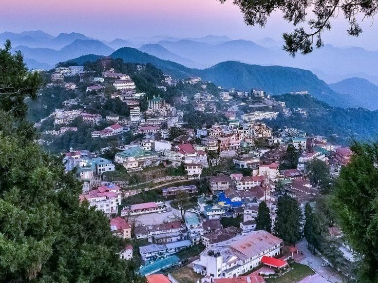 Scenic Mussoorie City View in the Evening near palatial homes best homestay in dehradun